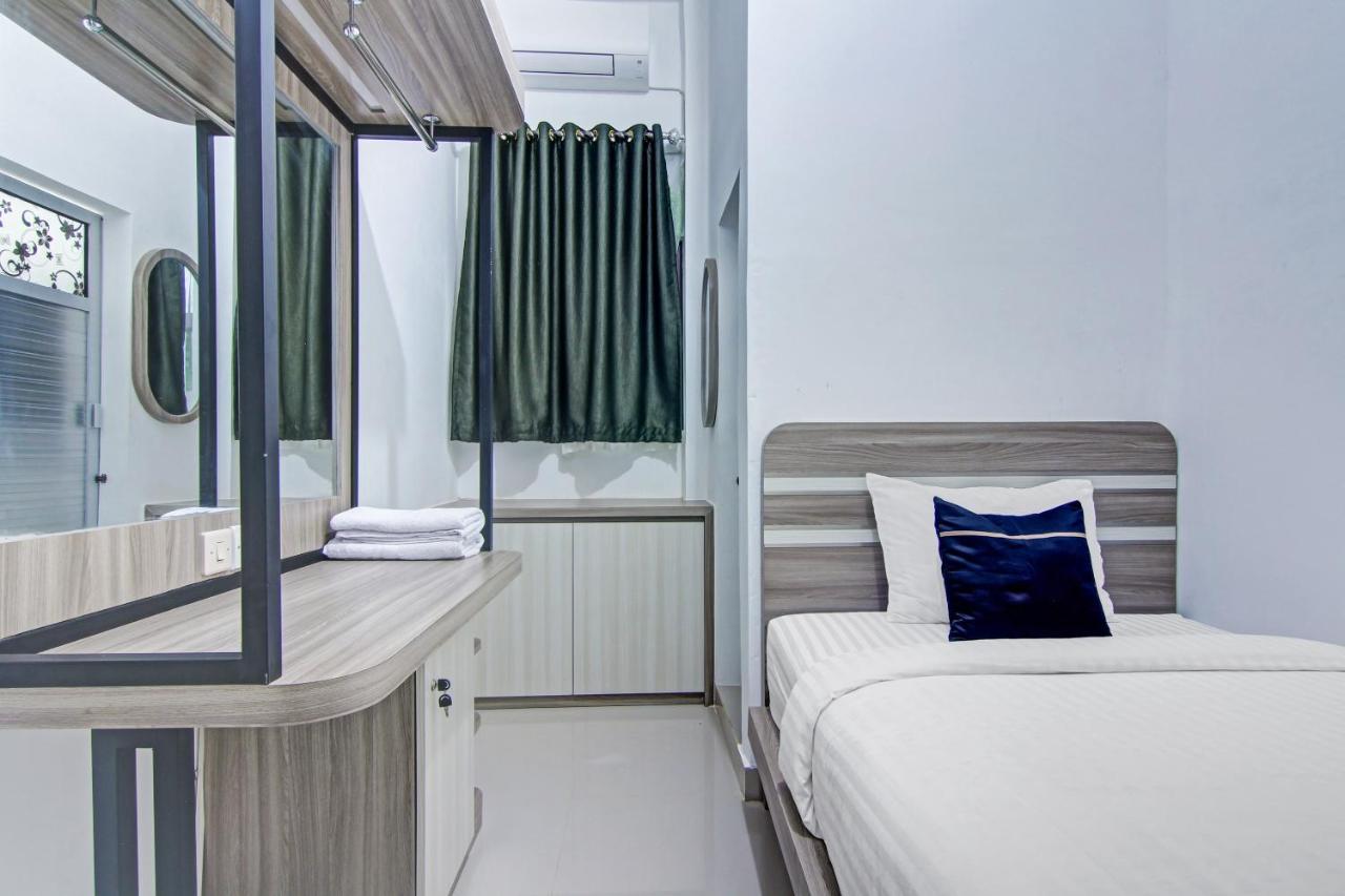 Oyo 90704 Nabila Residence Syariah Padang  Exterior photo